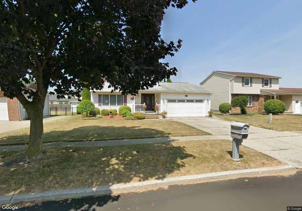 1018 Remington Dr, North Tonawanda, NY 14120 - photo 1