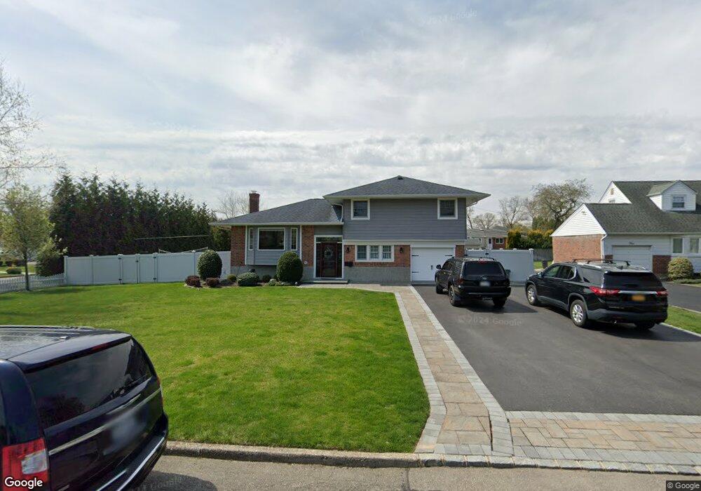 2 Evers Ct, ComMacK, NY 11725 - photo 1