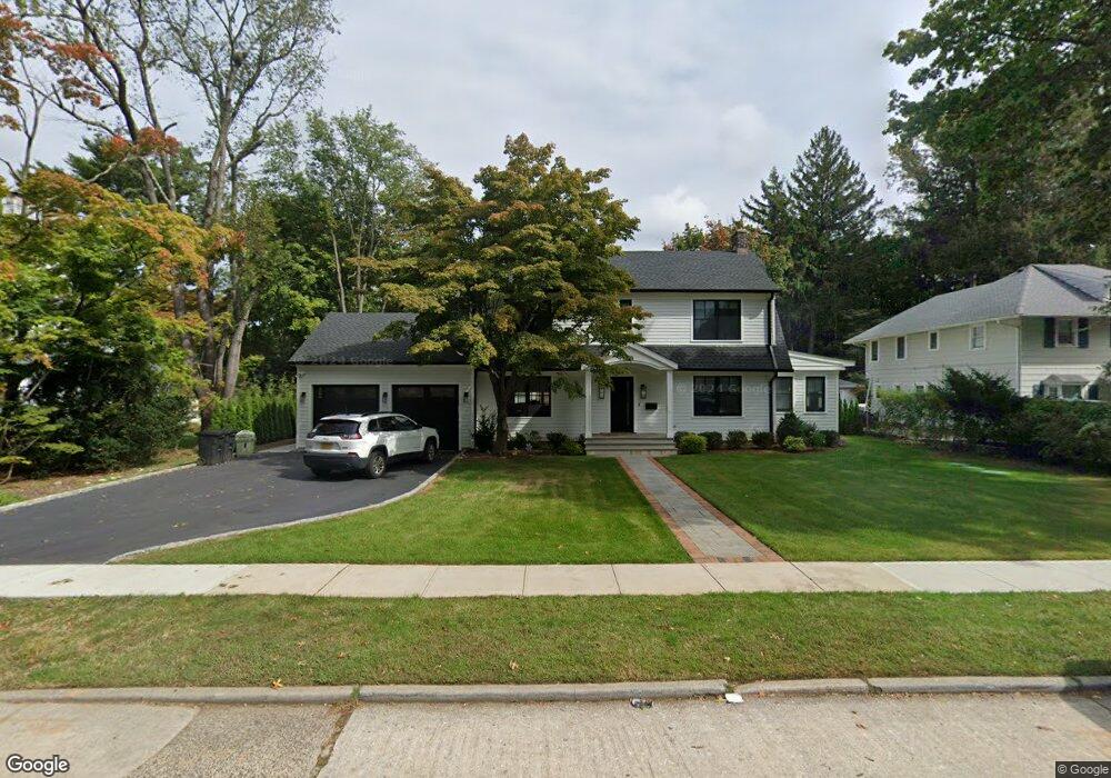 102 Plandome Ct, Manhasset, NY 11030 - photo 1