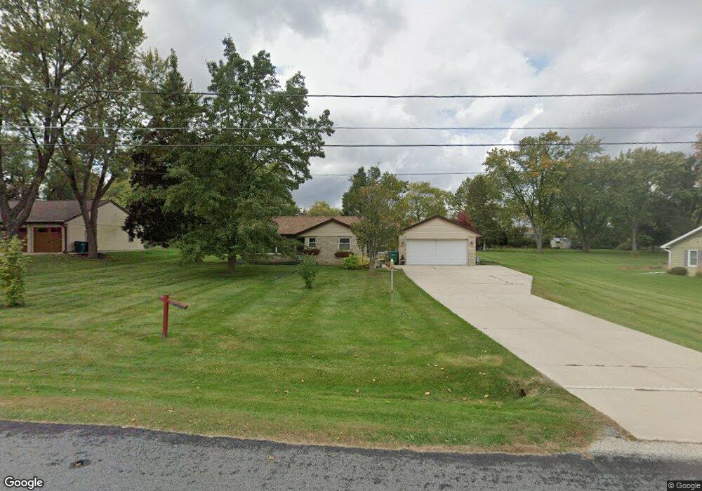 W142N7085 Oakwood Dr, Menomonee Falls, WI 53051 - photo 1