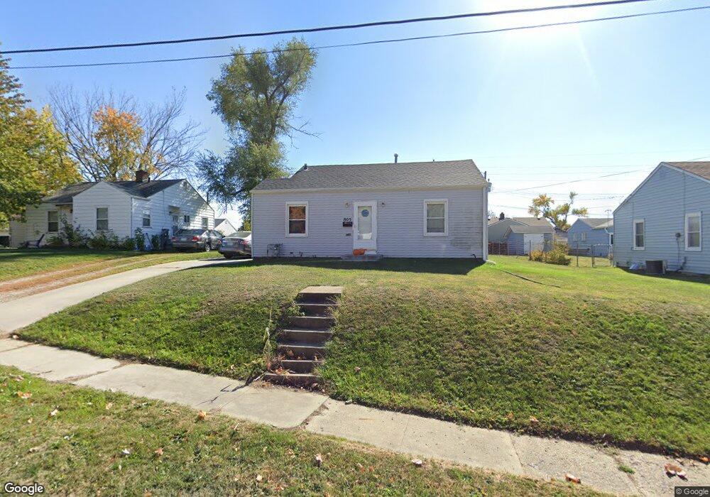 803 N 5th Ave W, Newton, IA 50208 - photo 1