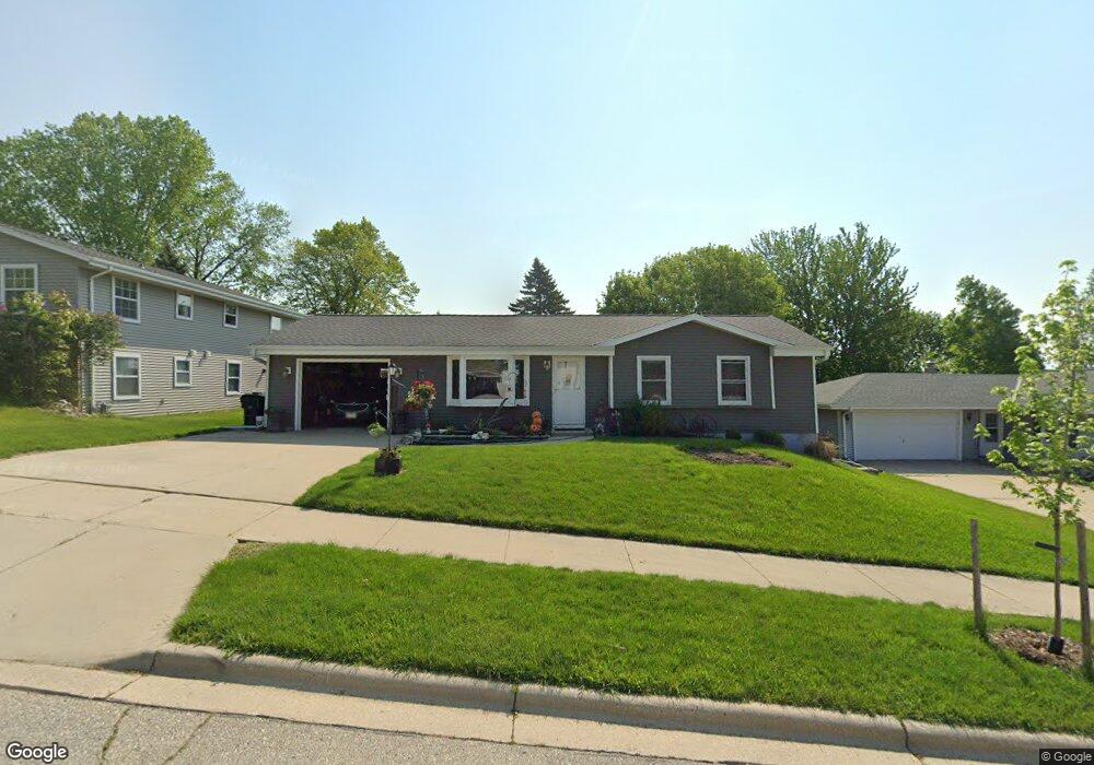 907 Squire Ln, West Bend, WI 53090 - photo 1