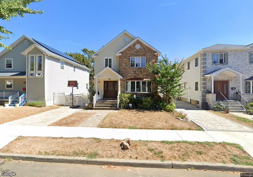 8133 265th St, Glen Oaks, NY 11004 - photo 1