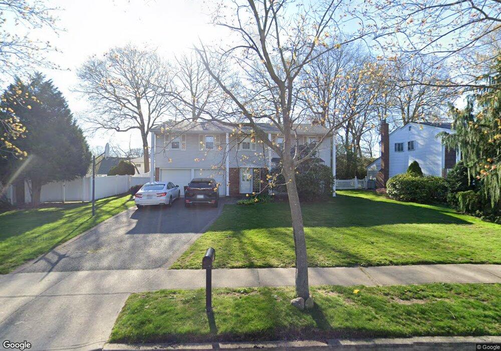 5 Cherokee Ln, ComMacK, NY 11725 - photo 1