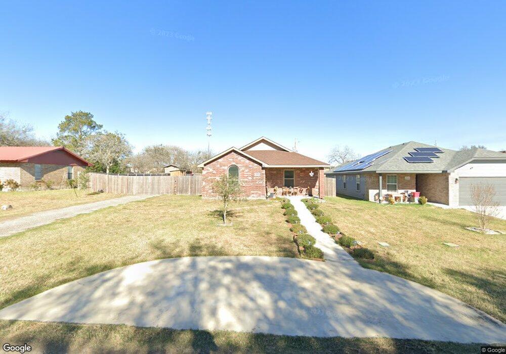 810 W Inez St, Beeville, TX 78102 - photo 1