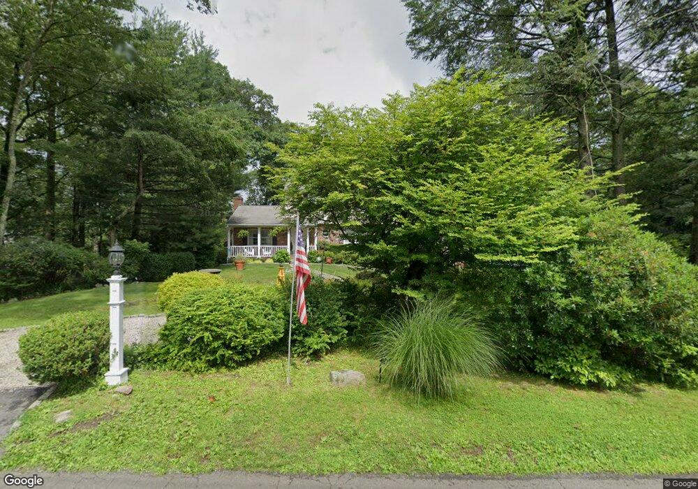 32 Round Lake Rd, Ridgefield, CT 06877 - photo 1