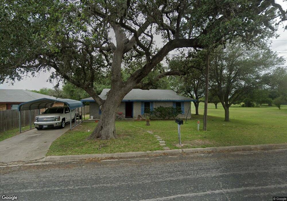 909 N Hugosota St, Beeville, TX 78102 - photo 1