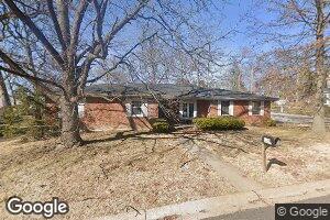 2104 Lakeview Dr, Saint Louis, MO 63131