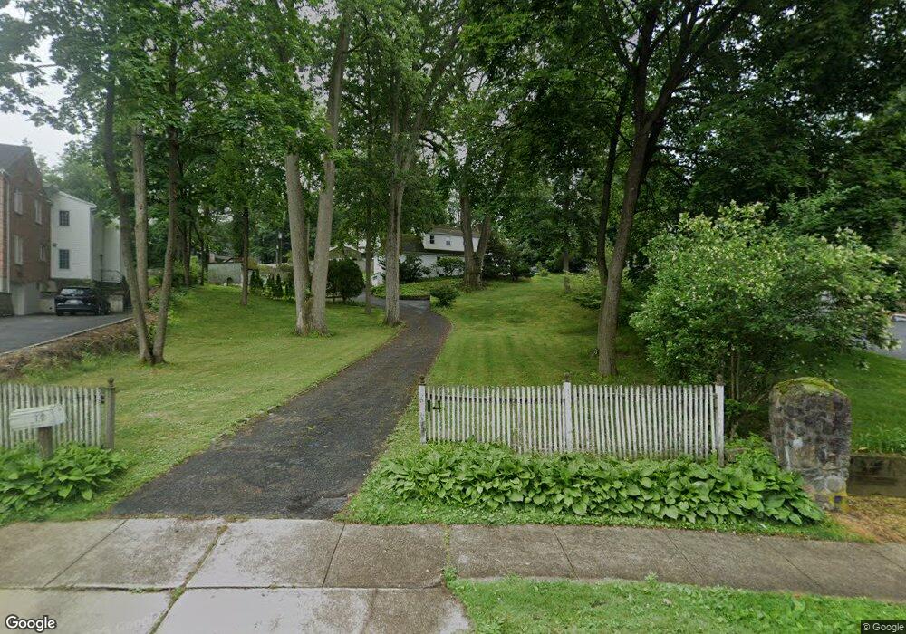 14 Crescent Rd, Great Neck, NY 11021 - photo 1