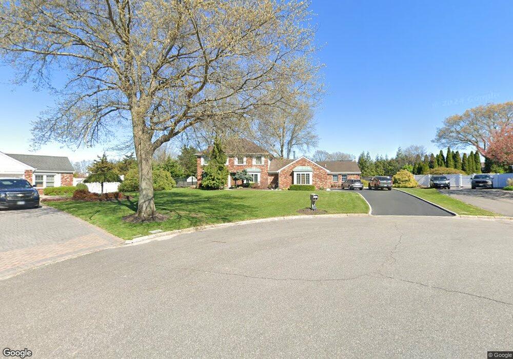 10 Hillview Ct, ComMacK, NY 11725 - photo 1