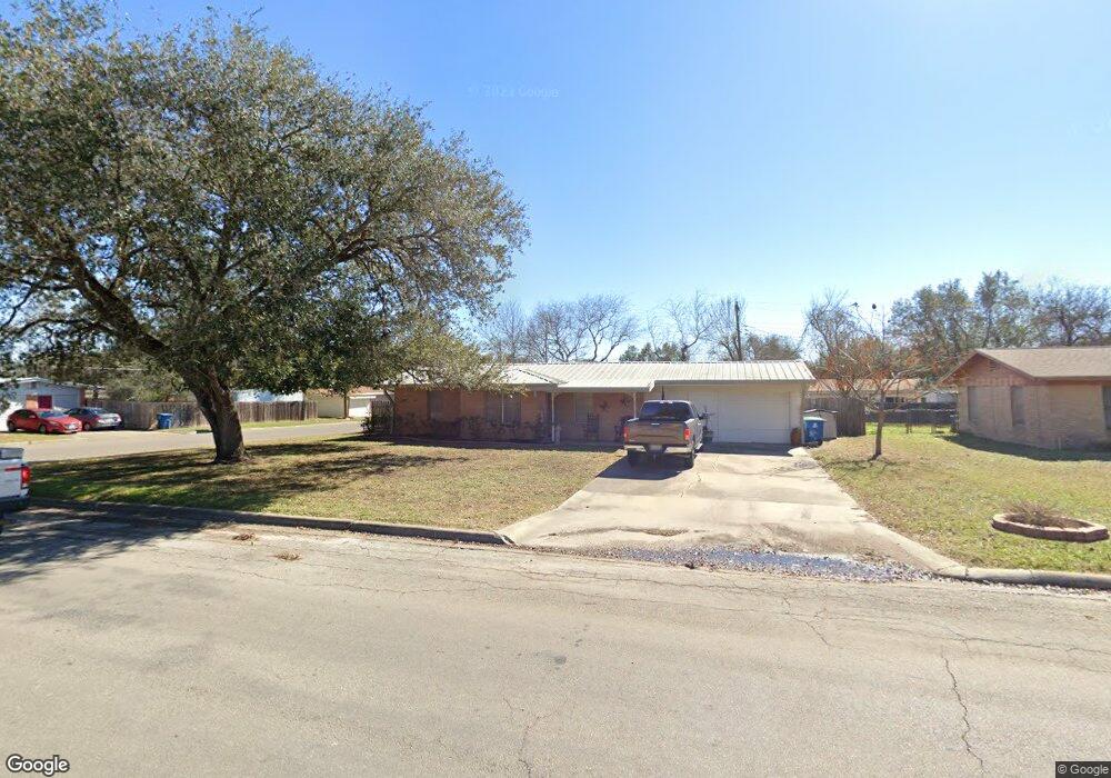 1012 E Inez St, Beeville, TX 78102 - photo 1