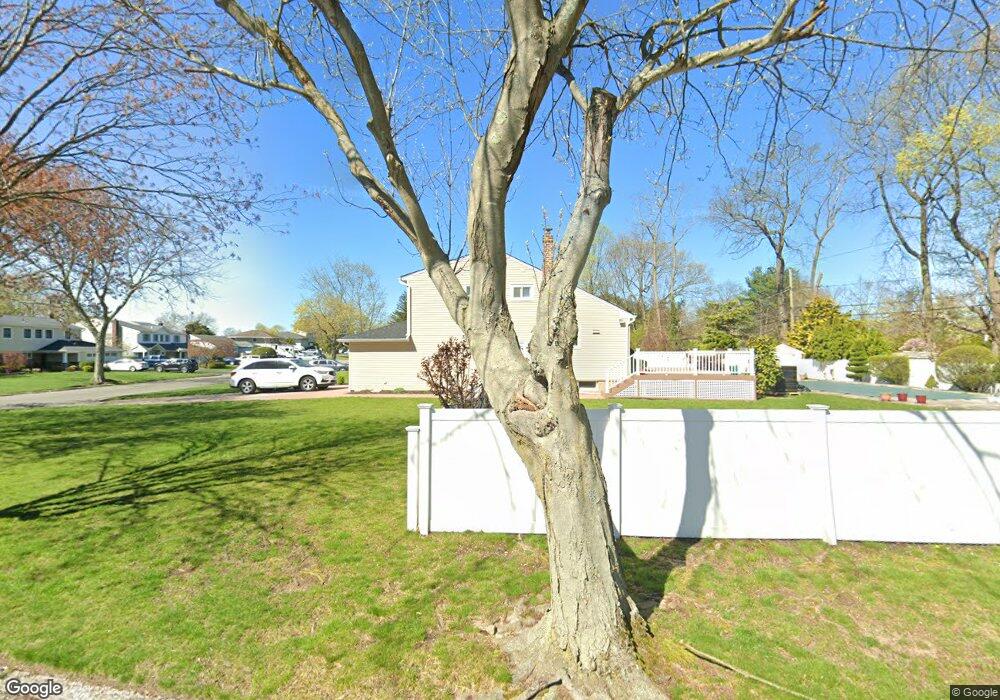 21 Crabapple Ln, ComMacK, NY 11725 - photo 1