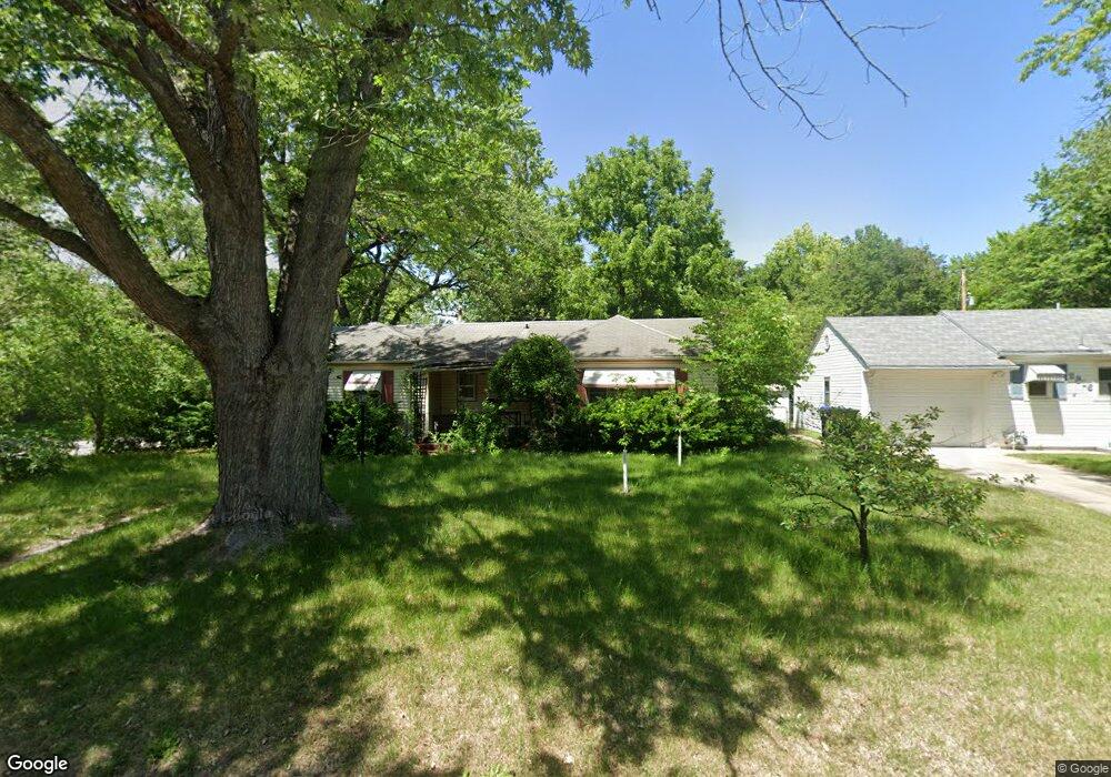 2320 SW Shunga Dr, Topeka, KS 66611 - photo 1
