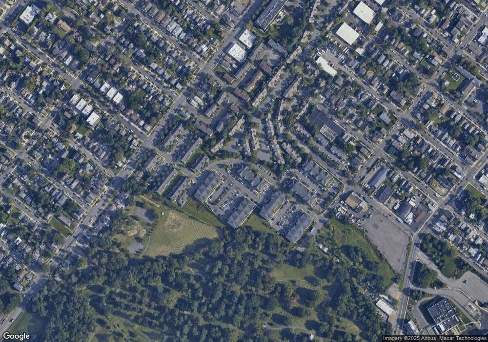 832 Cedar Ct unit 832, New Brunswick, NJ 08901 - photo 1