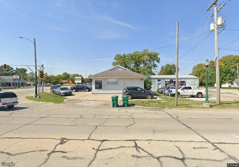 802 S Main St, Tuscola, IL 61953 - photo 1