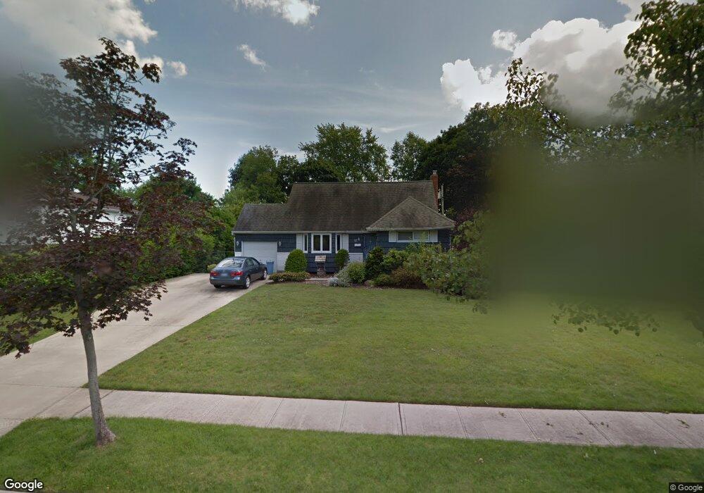 22 Pickwick Dr, ComMacK, NY 11725 - photo 1