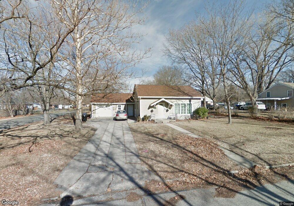 4312 SW Stratford Rd, Topeka, KS 66604 - photo 1