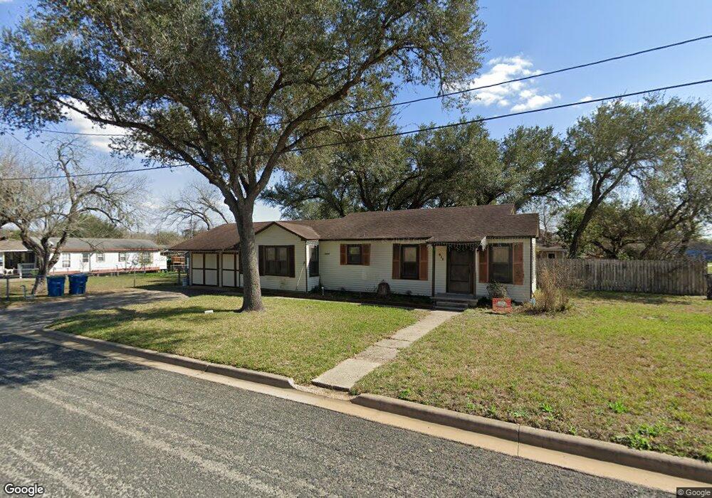 611 W Hutchinson St, Beeville, TX 78102 - photo 1