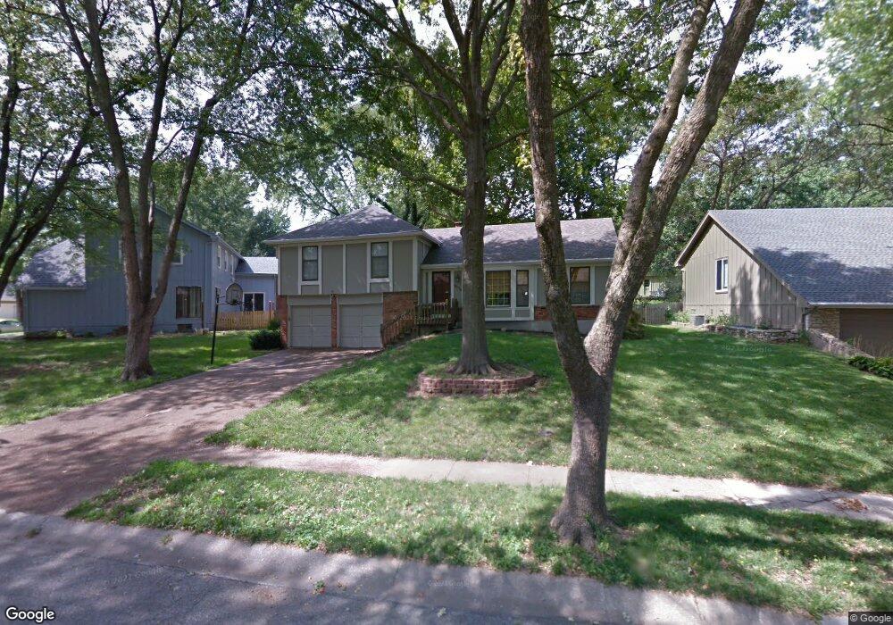 9036 Greenway Ln, Lenexa, KS 66215 - photo 1