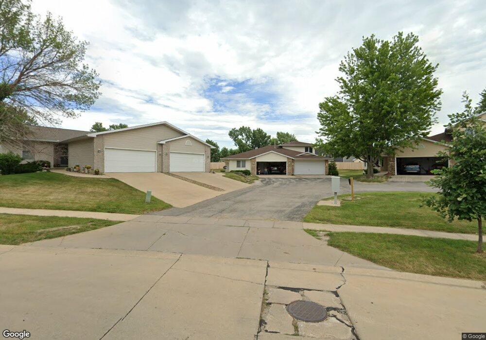 3321 Queen Dr SW, Cedar Rapids, IA 52404 - photo 1