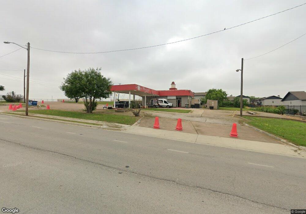 1075 Stadium Dr, Grand Prairie, TX 75050 - photo 1