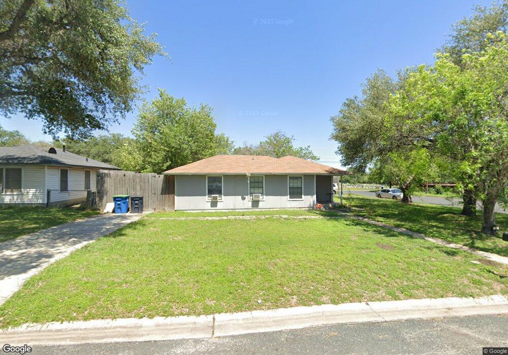 1421 E Bowie St, Beeville, TX 78102 - photo 1