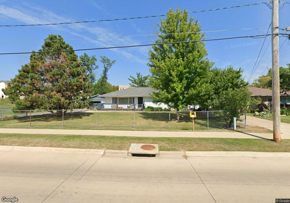 2918 E Ave NW, Cedar Rapids, IA 52405 - photo 1