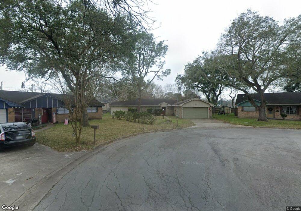 1011 Cedar Lawn Dr, Alvin, TX 77511 - photo 1