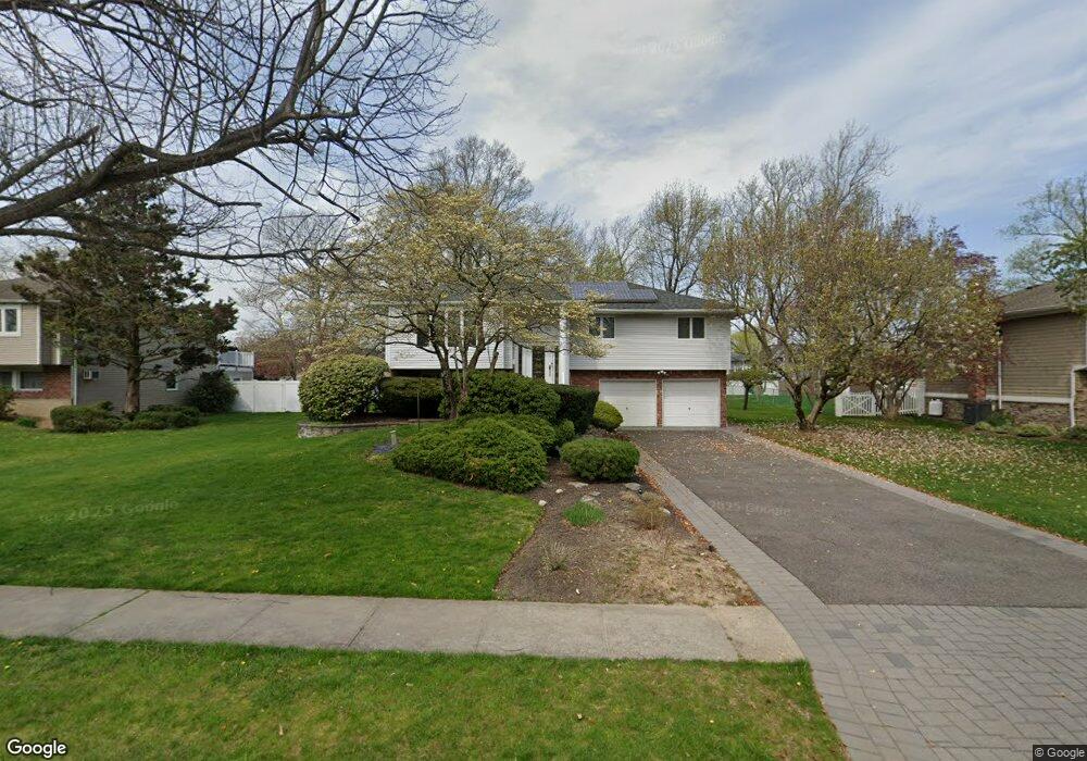 118 Hayrick Ln, ComMacK, NY 11725 - photo 1