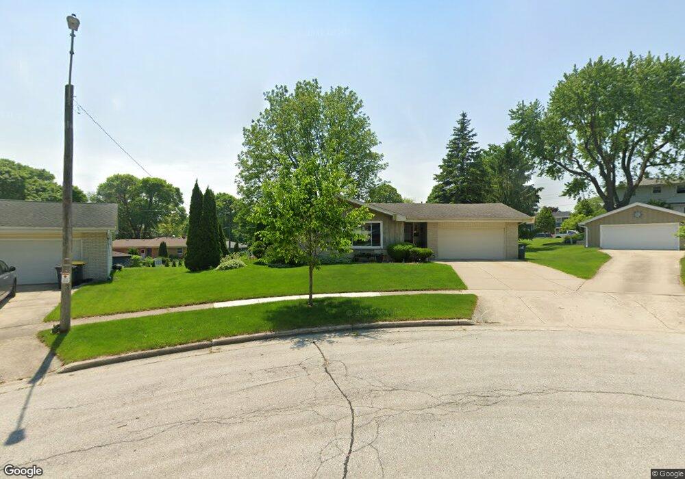 1914 Dewitt Ct, Waukesha, WI 53186 - photo 1