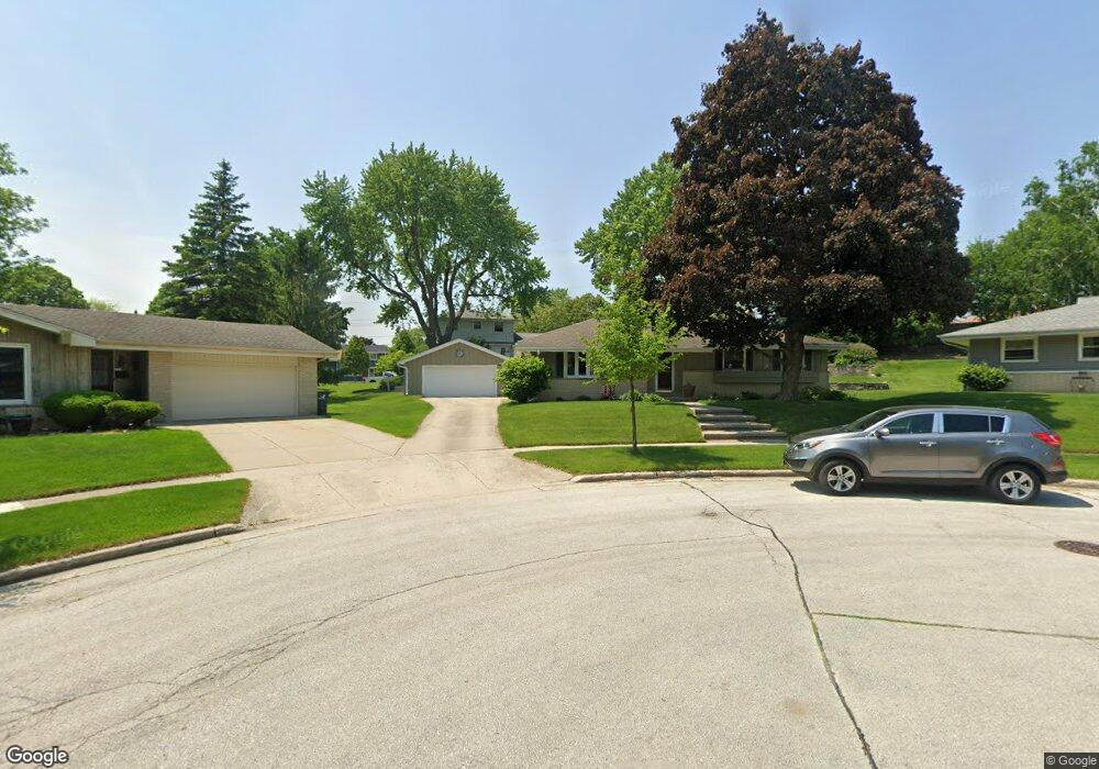 1920 Dewitt Ct, Waukesha, WI 53186 - photo 1