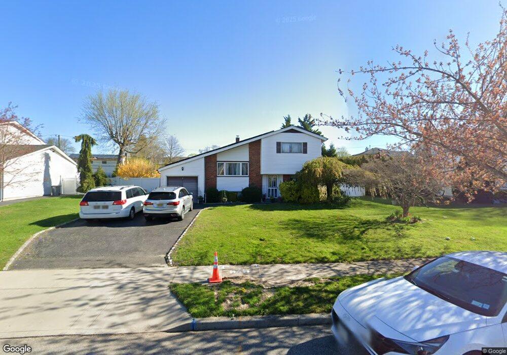 31 Seminole Dr, ComMacK, NY 11725 - photo 1