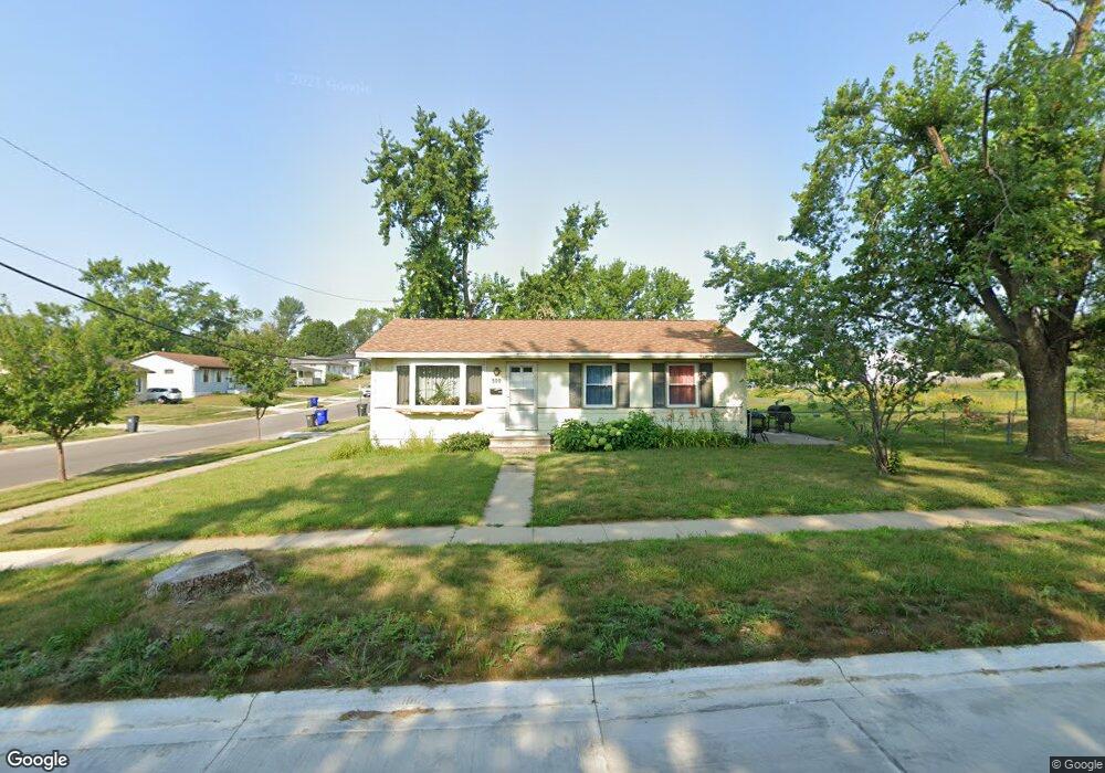 300 Shetland Dr NW, Cedar Rapids, IA 52405 - photo 1