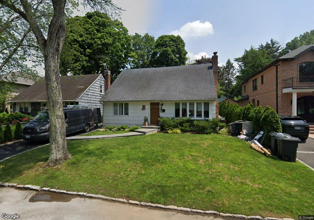 8 Moreland Ct, Great Neck, NY 11024 - photo 1