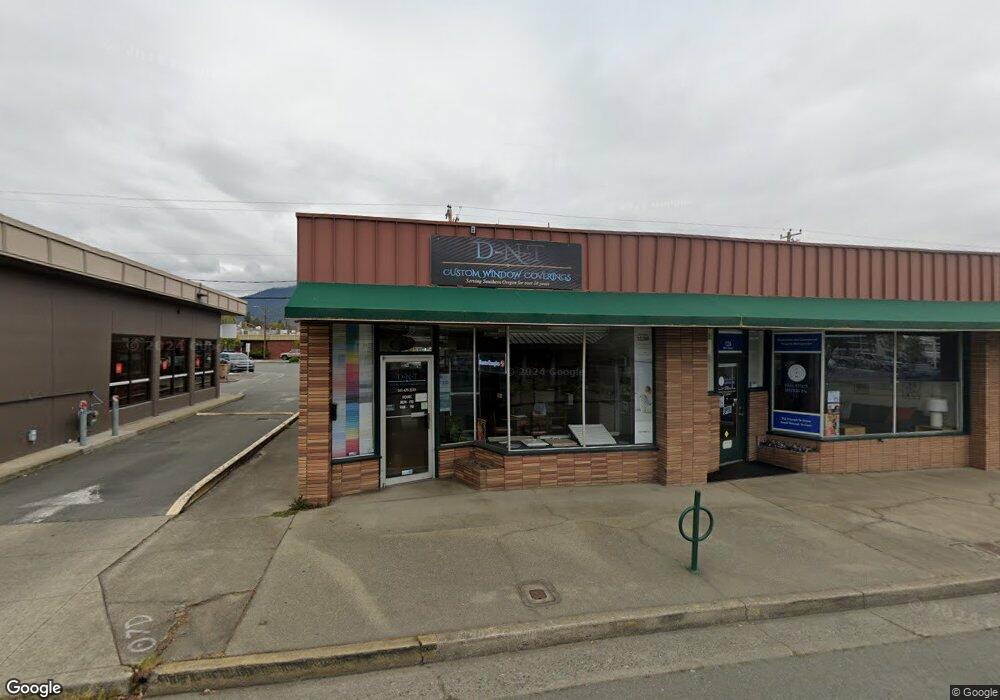 122 NE F St, Grants Pass, OR 97526 - photo 1