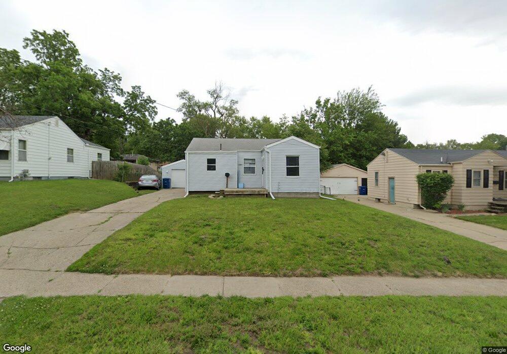 1221 E 33rd Ct, Des Moines, IA 50317 - photo 1