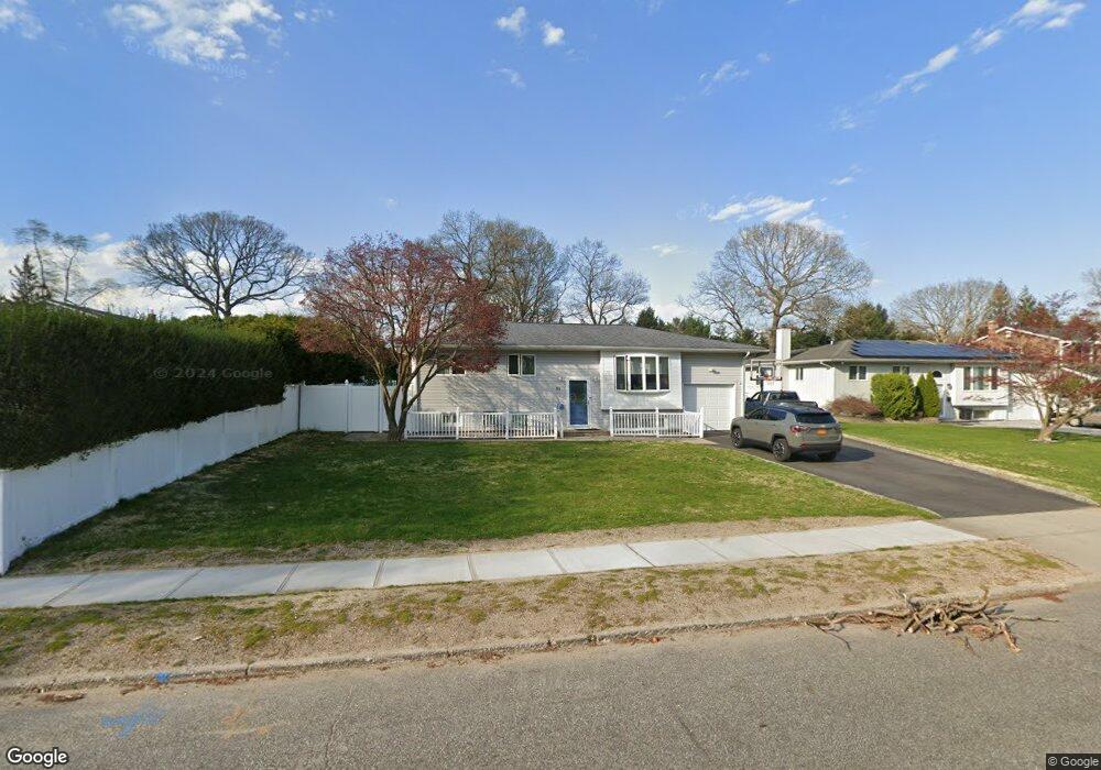 31 Seneca Dr, ComMacK, NY 11725 - photo 1