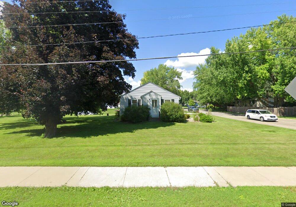 611 W Hammer Rd, Albert Lea, MN 56007 - photo 1