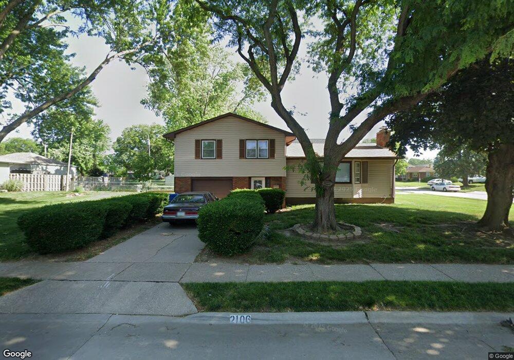 2106 W 38th St, Davenport, IA 52806 - photo 1