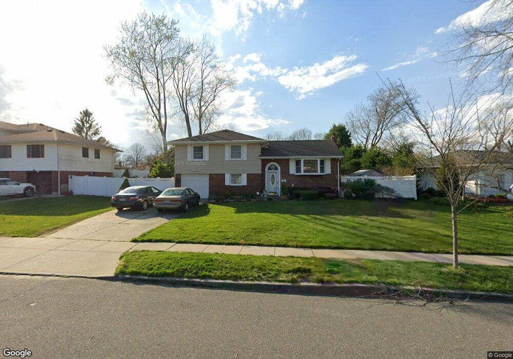 16 Valmont Ln, ComMacK, NY 11725 - photo 1
