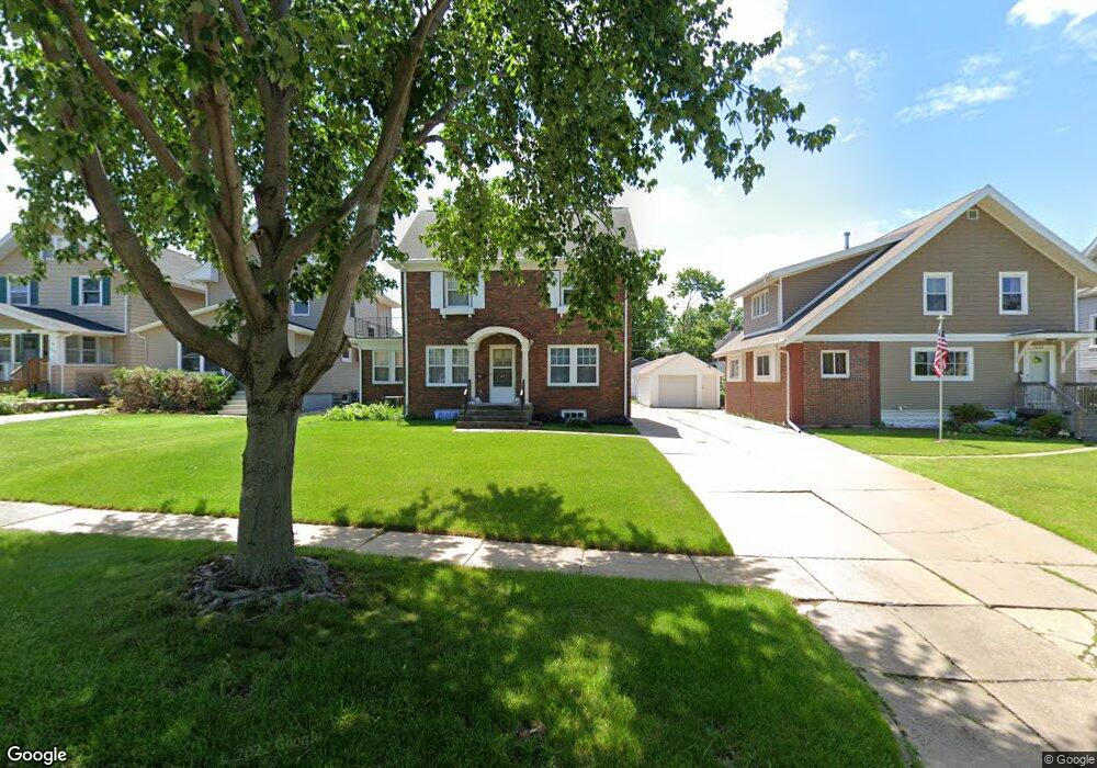 1617 Maple Dr NW, Cedar Rapids, IA 52405 - photo 1