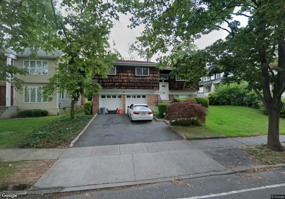 101 Hampshire Rd, Great Neck, NY 11023 - photo 1