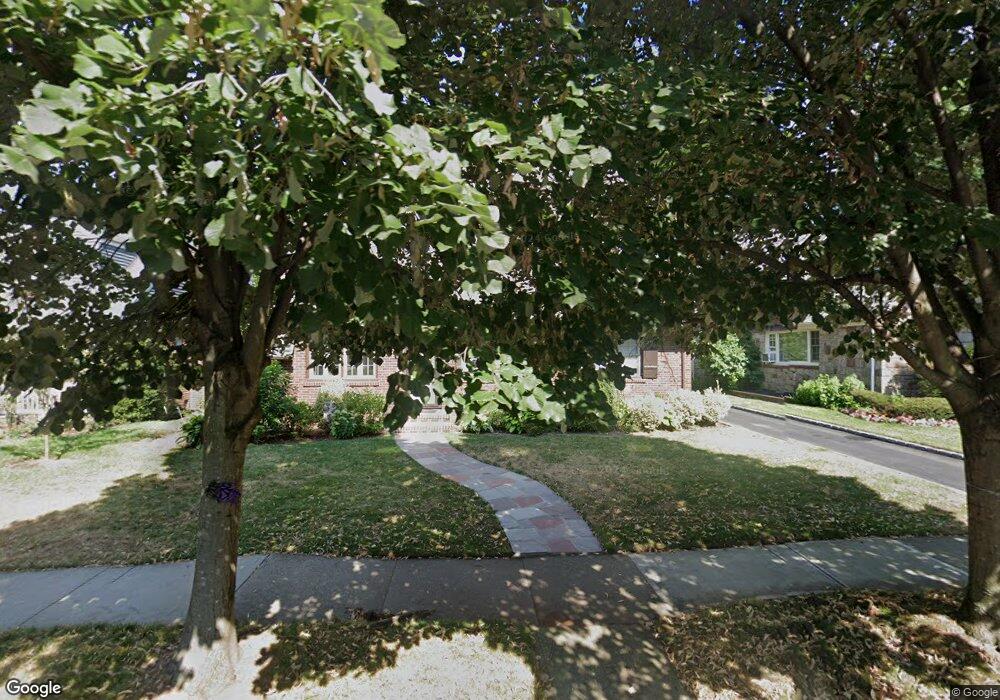 9 Pennsylvania Blvd, Floral Park, NY 11001 - photo 1