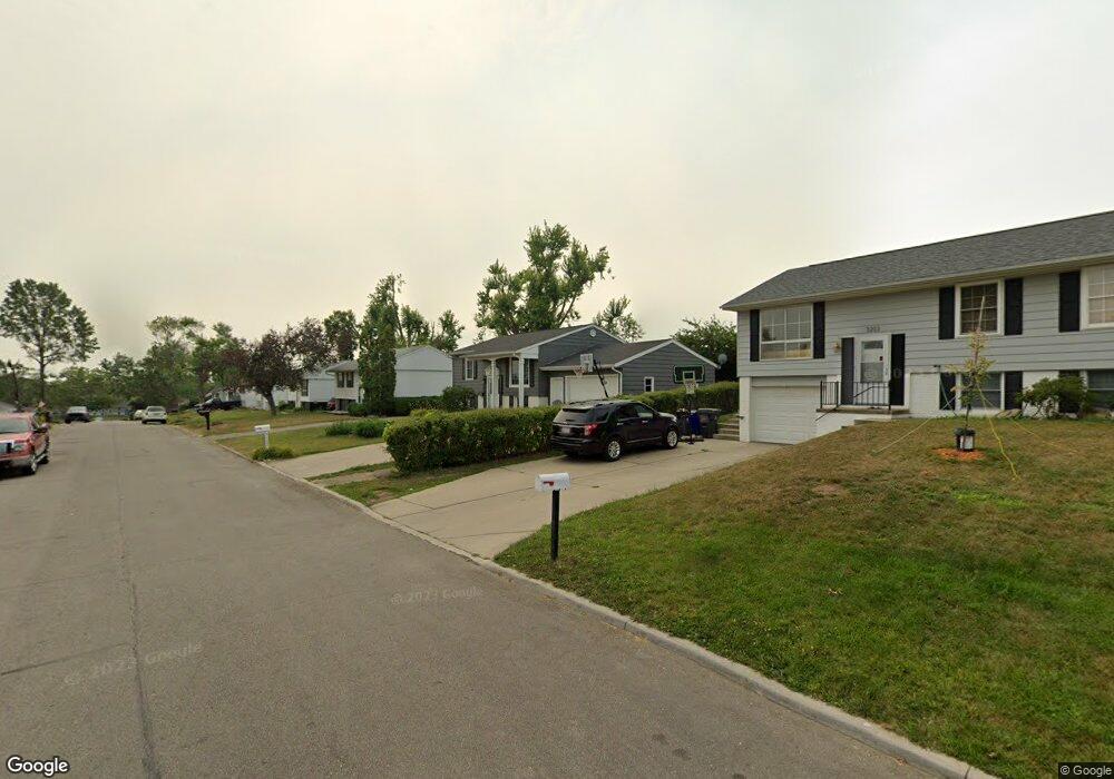 3137 Carriage Dr SW, Cedar Rapids, IA 52404 - photo 1