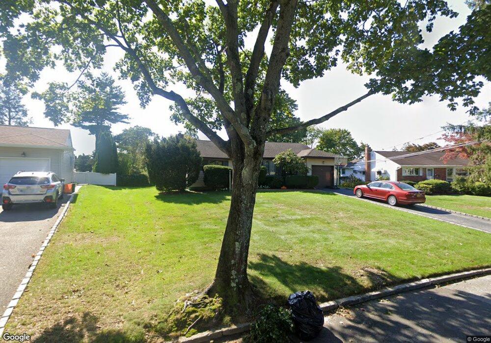 47 Radburn Dr, ComMacK, NY 11725 - photo 1