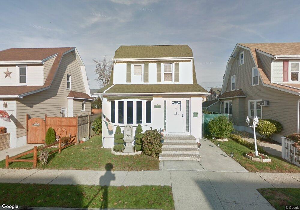 15 Laurel Rd, Lindenhurst, NY 11757 - photo 1