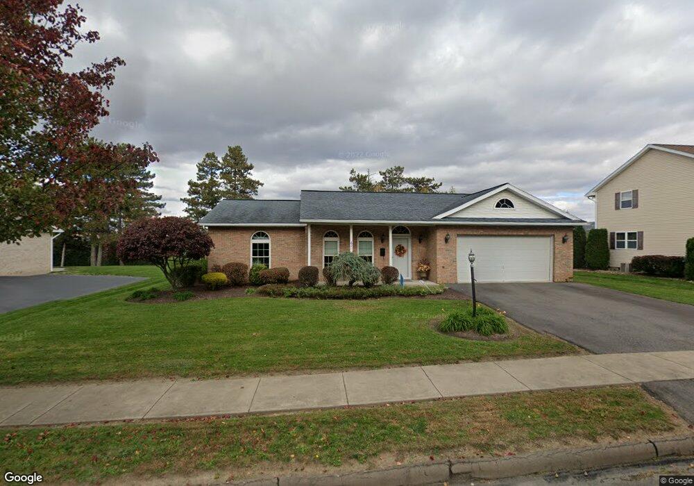 621 E Swinnick Dr, Dunmore, PA 18512 - photo 1