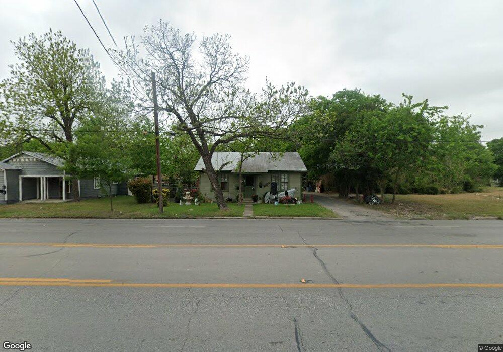 512 E Kingsbury St, Seguin, TX 78155 - photo 1