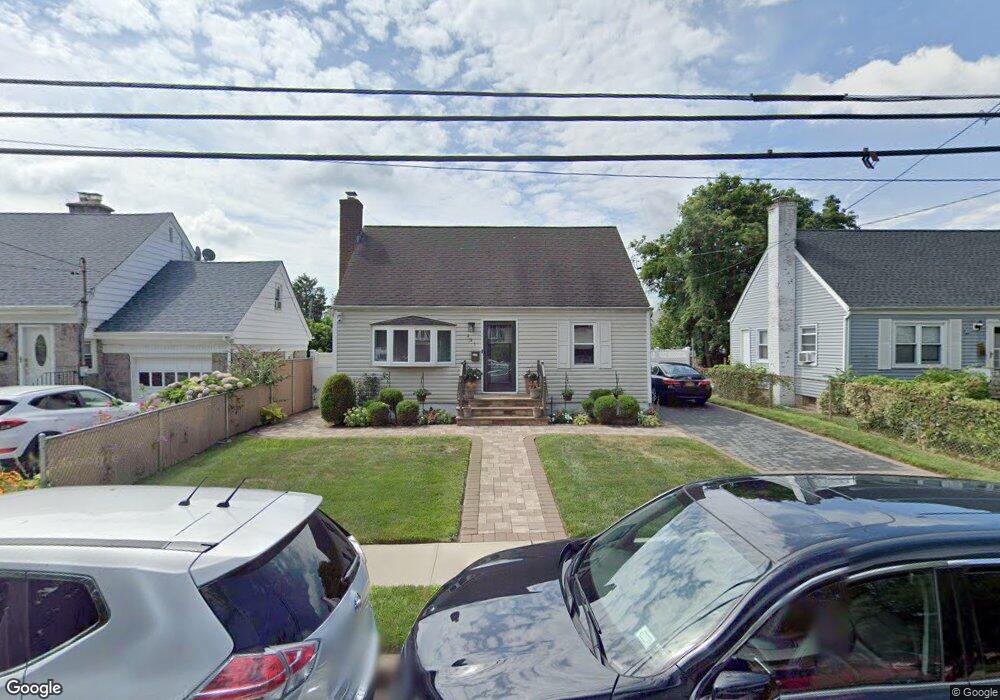 431 Clinton Ave, Rockville Centre, NY 11570 - photo 1