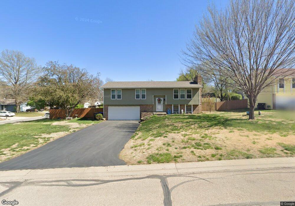 3000 SW Gisbourne Ln, Topeka, KS 66614 - photo 1